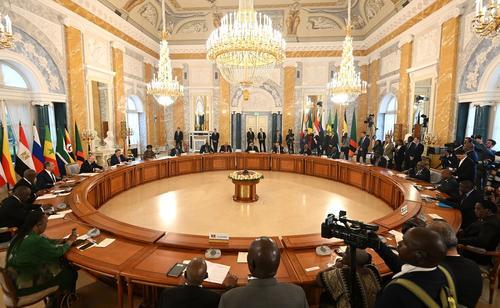 Источники ТАСС: главы семи стран мирной миссии Африки готовы приехать в Санкт-Петербург для встречи с Путиным 