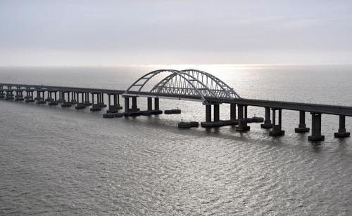 TG-канал Readovka: Украина могла атаковать Крымский мост морскими беспилотниками и ракетами «воздух-земля»