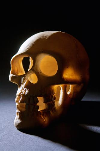 Древние лампы и черепа, найденные в пещере, наводят на мысль о практике некромантии римской эпохи