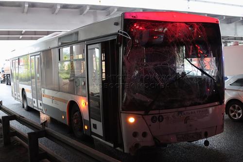 В результате столкновения двух частных автобусов на ул. Осташковская в Москве пострадали 11 человек