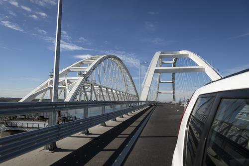 Движение автомобильного транспорта по Крымскому мосту перекрыли второй раз за сутки