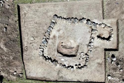 Гробницу с артефактами, датируемую между 11 и 8 веками до нашей эры, нашли археологи в Хакасии