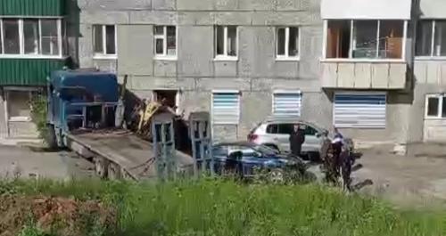 В Свердловской области трал груженый асфальтоукладчиком врезался в жилой дом