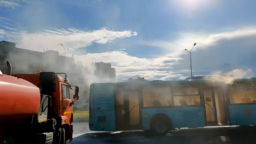 Под одной из эстакад Пулковского шоссе загорелся очередной «лазурный» автобус