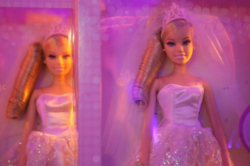 Половина россиян считают нереалистичными и недостижимыми стандарты красоты куклы Барби