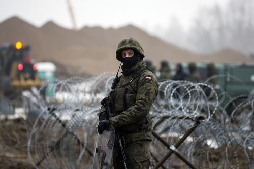 Генеральное командование Польши заявило, что на границе с Белоруссией разместили снайперов