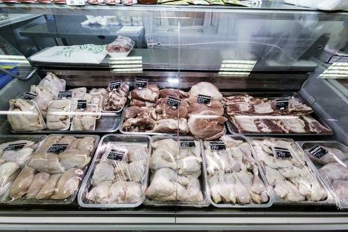 Росстат сообщил, что в июле цены на куриное мясо установили новый рекорд, 196,93 рубля за килограмм