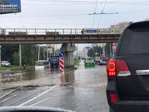 В Екатеринбурге из-за коммунальной аварии  затопило транспортную артерию нескольких районов