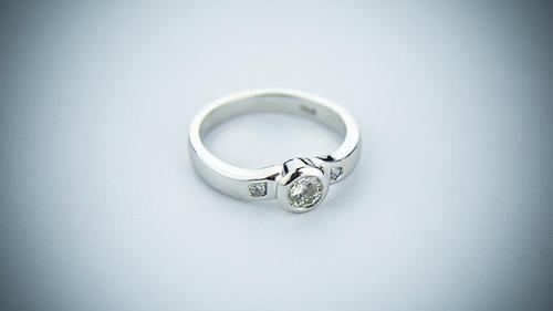 По данным опросов, обручальные кольца носит лишь половина супругов