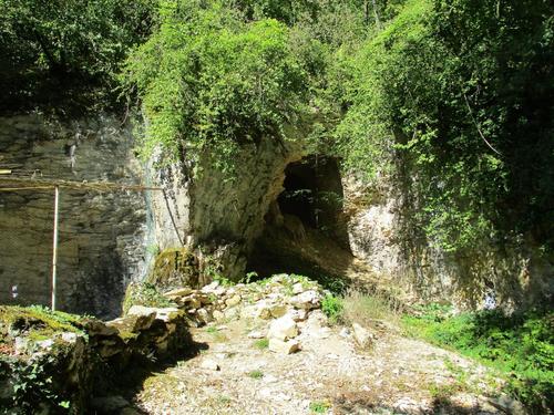 Антропологи обнаружили кость в пещере во Франции, которая может указывать на ранее неизвестную линию Homo sapiens
