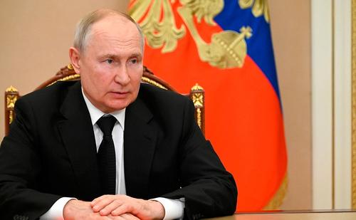 Путин внес в Госдуму поправки в статьи об информировании о военном положении в России