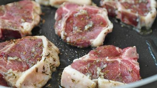 Для поддержания работы сердца специалисты советуют употреблять красное мясо