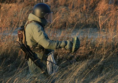 Сапер ВС РФ: ВСУ в ЛНР применяют иностранные самозакапывающиеся мины