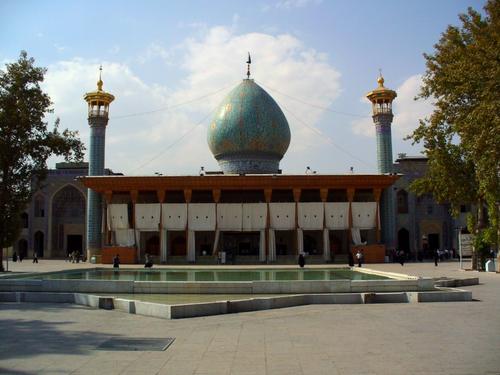 В Иране в результате атаки в мечети Шах-Черах в Ширазе погибли четыре человека