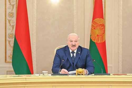 Лукашенко: профашистский режим на Украине готов до последнего воевать за США 