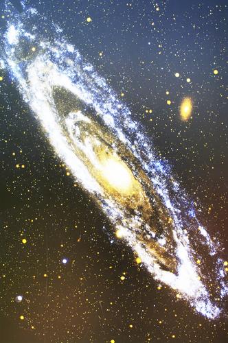 В галактике COSMOS-11142 обнаружен массивный и многофазный газовый отток