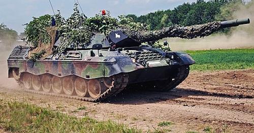 19FortyFive: необходимые Киеву швейцарские танки Leopard 1A5 «ржавеют» в Италии
