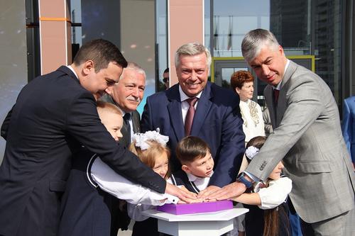 Губернатор Дона Василий Голубев сегодня открыл самую большую в регионе школу