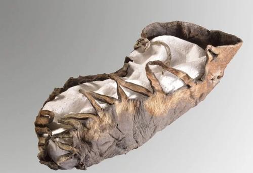 Археологи обнаружили детскую обувь железного века