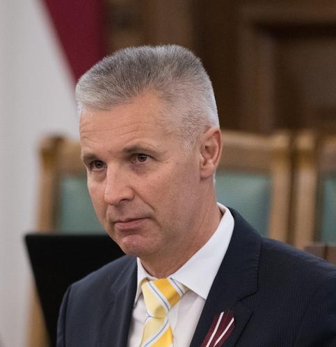 Экс-министр обороны Латвии Пабрикс высказался об отставке Резникова