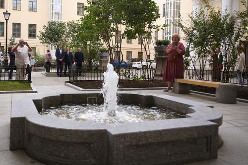 В Санкт-Петербурге восстановили исторические фонтаны на Литейном