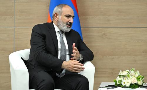 Пашинян заявил Макрону о готовности обсудить с Алиевым деэскалацию на границе