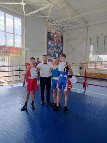 Депутат Толстопятов посетил турнир по боксу в станице Атаманской