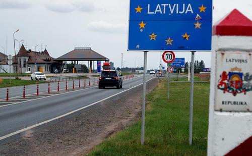 Латвия приняла решение не пропускать через границу машины с российскими номерами