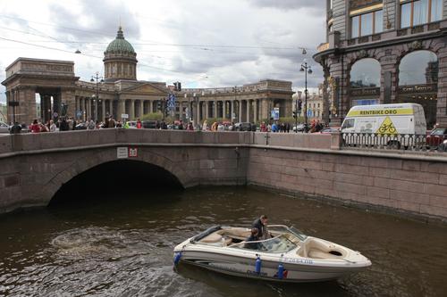 Петербуржцу для счастья нужно 230 тысяч рублей