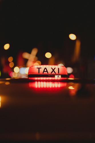 Новый закон заставил таксистов затянуть пояса