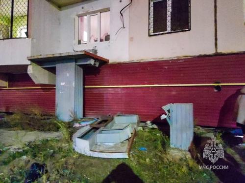 Ребенок погиб из-за обрушения бетонной плиты во дворе дома в Якутске
