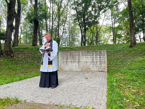 В Эстонии снесли памятник красным стрелкам