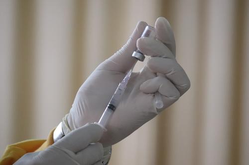 Эпидемиолог Горелов: вакцинация детей против COVID-19 в России приостановлена