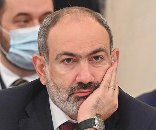 Пашинян покинул здание правительства, несмотря на митинг у входа 