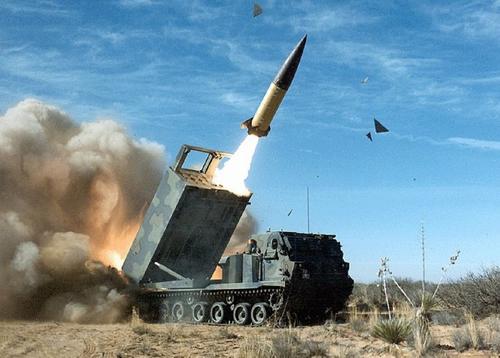 Bloomberg: США согласились поставить Украине ограниченное число ракет ATACMS 