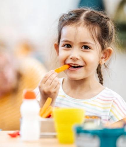 Психолог Леонова рассказала, как отучить ребенка от вредной еды