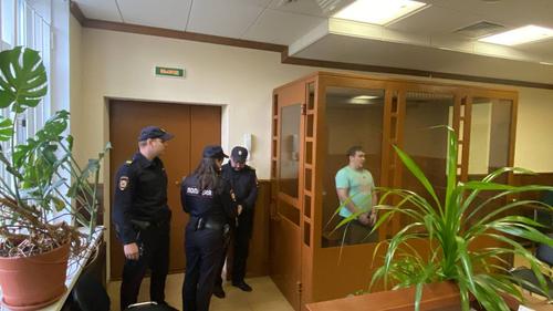 Суд заключил под стражу напавшего на сотрудника ДПС в Петербурге мужчину 