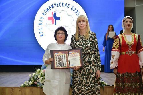 Анна Минькова наградила сотрудников Краевой клинической больницы №2