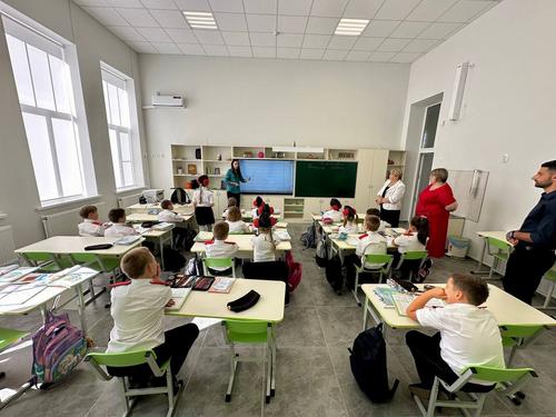 Депутат ЗСК оценил результаты капремонта школы в Павловском районе