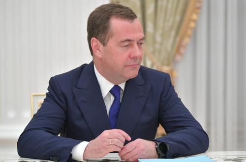 Медведев: западные политики активно толкают Россию к третьей мировой