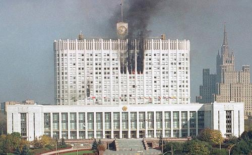 30 лет назад Борис Ельцин победил Верховный Совет, но стал терять популярность