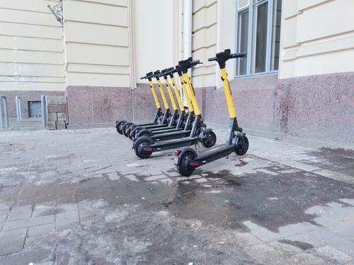 В Петербурге СК заговорил о запрете езды на электросамокатах