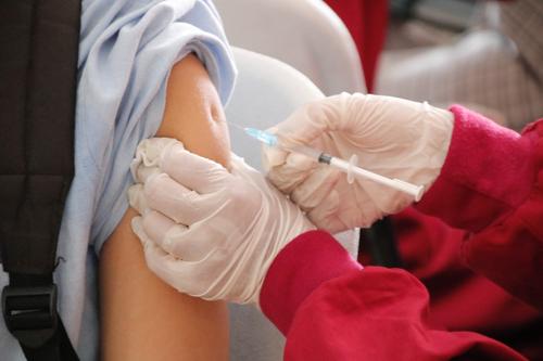 В ВОЗ призвали пройти вакцинацию всех не защищенных от COVID-19 и гриппа людей