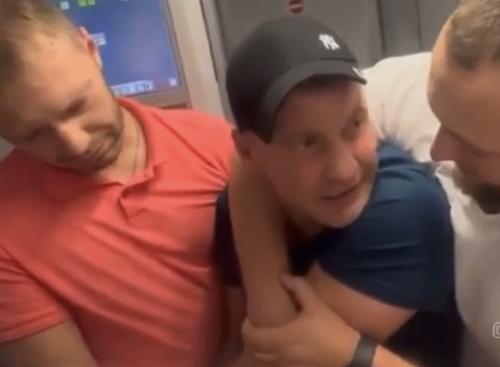 Житель Нижнего Новгорода устроил дебош на борту самолета, летевшего в Москву 