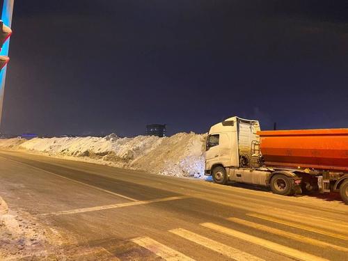 Власти потратят почти 200 млн рублей на вывоз снега из Петербурга