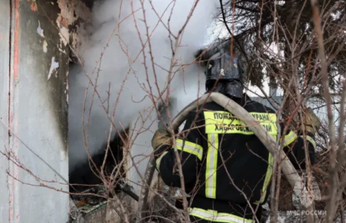В Хабаровске при пожаре спасли двух человек