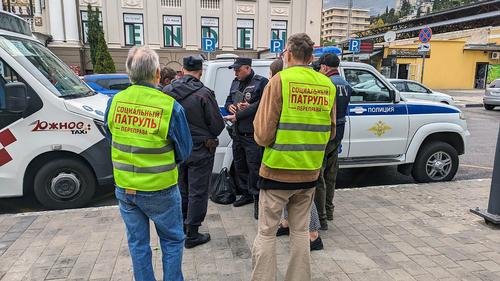 Бездомные в Ялте приносят пользу плетением сетей