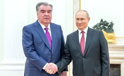Путин проводит в Бишкеке встречу с президентом Таджикистана Рахмоном