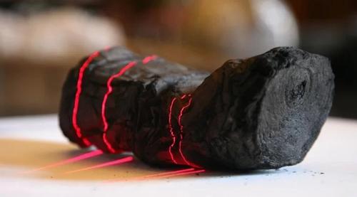 Ученые используют ИИ для чтения слов на древнем свитке, сожженным Везувием