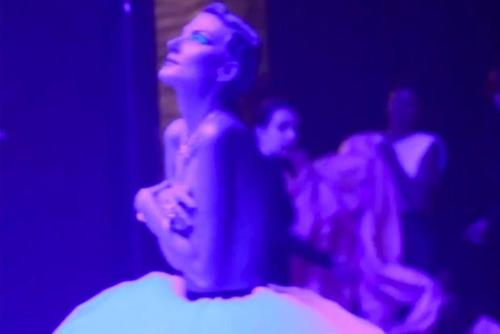 Рената Литвинова прошлась по рижской сцене с обнаженной грудью